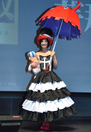 劇中キャラクター・ペローナのコスプレ姿で登場した芹那