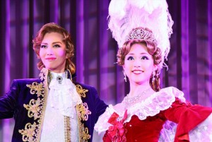 会見前に行われたパフォーマンス、（左から）フェルゼン役：壮一帆、マリー・アントワネット役：愛加あゆ