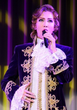 会見前に行われたパフォーマンス、フェルゼン役：壮一帆