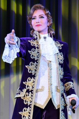 会見前に行われたパフォーマンス、フェルゼン役：壮一帆