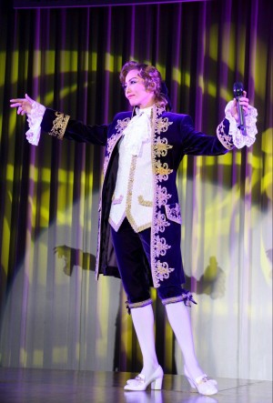 会見前に行われたパフォーマンス、フェルゼン役：壮一帆