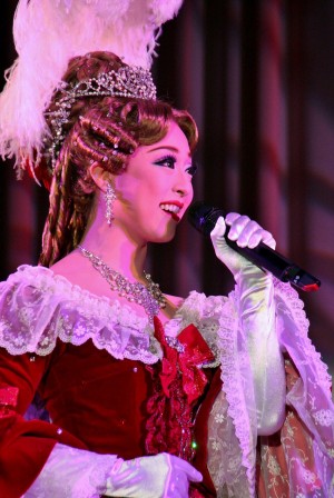 会見前に行われたパフォーマンス、マリー・アントワネット役：愛加あゆ