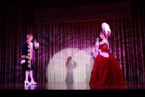 会見前に行われたパフォーマンス、（左から）フェルゼン役：壮一帆、マリー・アントワネット役：愛加あゆ