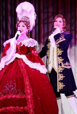 会見前に行われたパフォーマンス、（左から）マリー・アントワネット役：愛加あゆ、フェルゼン役：壮一帆