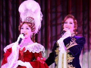 会見前に行われたパフォーマンス、（左から）マリー・アントワネット役：愛加あゆ、フェルゼン役：壮一帆