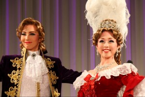 会見前に行われたパフォーマンス、（左から）フェルゼン役：壮一帆、マリー・アントワネット役：愛加あゆ