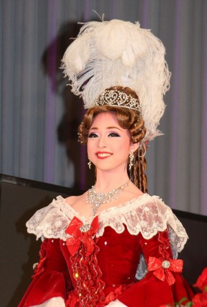 会見前に行われたパフォーマンス、マリー・アントワネット役：愛加あゆ