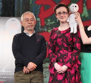 鈴木敏夫（左）とWhole Hog Theatre創設者アレクサンドラ・ルター（右） 