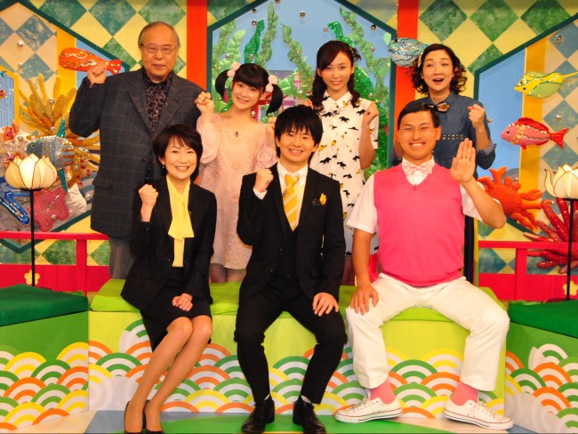 NHK「マサカメTV」スタジオ取材会20130312、（上段左から）荒俣宏、嗣永桃子、吉木りさ、虻川美穂子、（下段左から）鹿島綾乃アナウンサー、オードリー（若林正恭・春日俊彰）