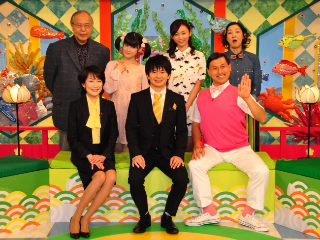 NHK「マサカメTV」スタジオ取材会20130312、（上段左から）荒俣宏、嗣永桃子、吉木りさ、虻川美穂子、（下段左から）鹿島綾乃アナウンサー、オードリー（若林正恭・春日俊彰）