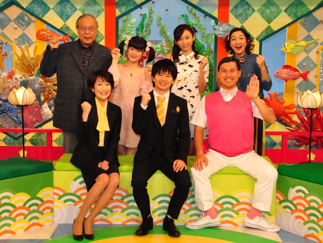 NHK「マサカメTV」スタジオ取材会20130312、（上段左から）荒俣宏、嗣永桃子、吉木りさ、虻川美穂子、（下段左から）鹿島綾乃アナウンサー、オードリー（若林正恭・春日俊彰）