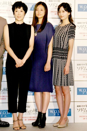 「ソドムの林檎～ロトを殺した娘たち」制作発表記者会見に登壇した、(左から）寺島しのぶ、木村文乃、石橋杏奈