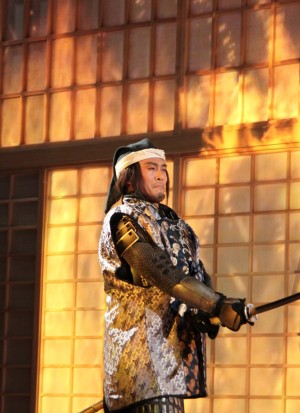 内野聖陽、大型時代劇「女信長」記者発表で行われたプロジェクトマッピングを使ったライブの様子