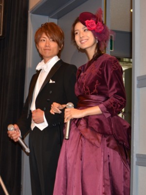 杉浦にエスコートされ、登場したすみれ