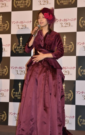 キーラ・ナイトレイが劇中に着用したドレスを着たすみれ