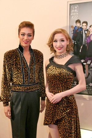 蘭寿とむ、蘭乃はな／宝塚歌劇団花組、東京宝塚劇場公演「オーシャンズ11」囲み取材の様子