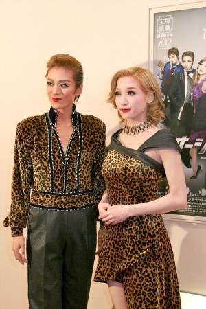 蘭寿とむ、蘭乃はな／宝塚歌劇団花組、東京宝塚劇場公演「オーシャンズ11」囲み取材の様子