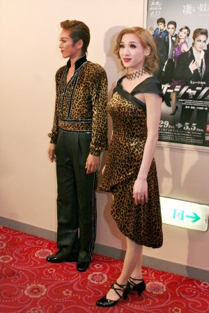 蘭寿とむ、蘭乃はな／宝塚歌劇団花組、東京宝塚劇場公演「オーシャンズ11」囲み取材の様子