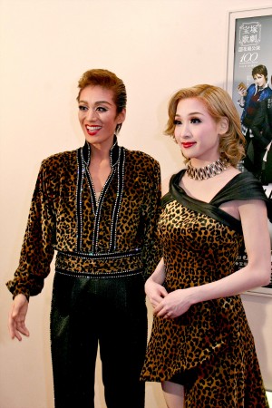 蘭寿とむ、蘭乃はな／宝塚歌劇団花組、東京宝塚劇場公演「オーシャンズ11」囲み取材の様子