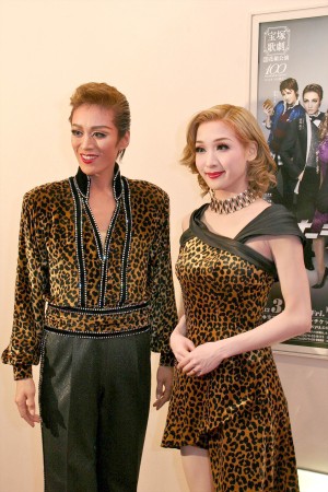 蘭寿とむ、蘭乃はな／宝塚歌劇団花組、東京宝塚劇場公演「オーシャンズ11」囲み取材の様子
