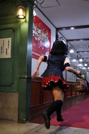 キンタロー。が総選挙出馬へ直談判　AKB劇場にゲリラ訪問