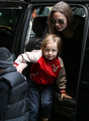 車から降りるアンジーとノックス　