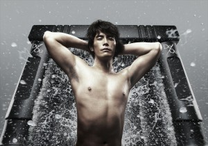 「デ・オウ」TVCMで、鍛え抜かれた上半身を披露する伊藤英明