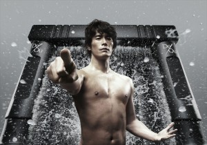 「デ・オウ」TVCMで、鍛え抜かれた上半身を披露する伊藤英明