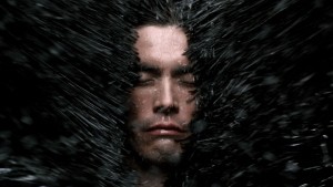 「デ・オウ」TVCMで、鍛え抜かれた上半身を披露する伊藤英明