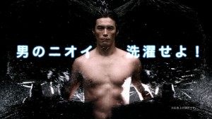 「デ・オウ」TVCMで、鍛え抜かれた上半身を披露する伊藤英明