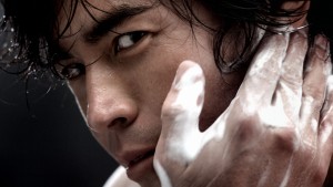 「デ・オウ」TVCMで、鍛え抜かれた上半身を披露する伊藤英明