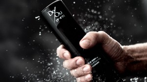 「デ・オウ」TVCMで、鍛え抜かれた上半身を披露する伊藤英明