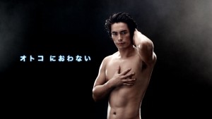 「デ・オウ」TVCMで、鍛え抜かれた上半身を披露する伊藤英明
