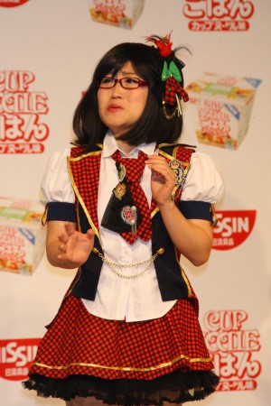 「日清カップヌードルごはん」新CM発表会に1日応援隊長として登場したキンタロー。