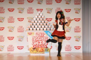 「日清カップヌードルごはん」新CM発表会に1日応援隊長として登場したキンタロー。