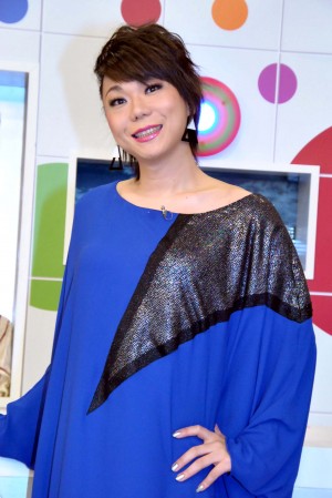 ミッツ・マングローブが司会を務める『スポーツ酒場 語り亭』会見に登場