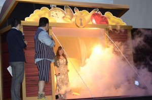 ディズニー・オン・アイス「トレジャー・トローブ」JAPAN TOUR 2013記者発表会に出席した佐々木健介＆北斗晶ファミリー