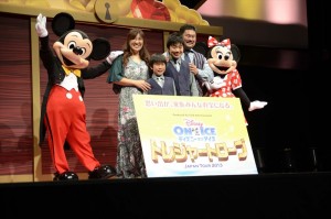 ディズニー・オン・アイス「トレジャー・トローブ」JAPAN TOUR 2013記者発表会に出席した佐々木健介＆北斗晶ファミリー