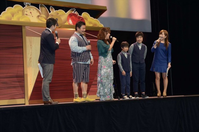 ディズニー・オン・アイス「トレジャー・トローブ」JAPAN TOUR 2013記者発表会に出席した佐々木健介＆北斗晶ファミリー