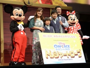 ディズニー・オン・アイス「トレジャー・トローブ」JAPAN TOUR 2013記者発表会に出席した佐々木健介＆北斗晶ファミリー