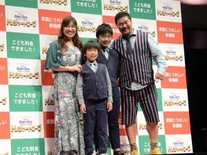 ディズニー・オン・アイス「トレジャー・トローブ」JAPAN TOUR 2013記者発表会に出席した佐々木健介＆北斗晶ファミリー