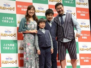 ディズニー・オン・アイス「トレジャー・トローブ」JAPAN TOUR 2013記者発表会に出席した佐々木健介＆北斗晶ファミリー