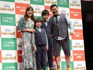 ディズニー・オン・アイス「トレジャー・トローブ」JAPAN TOUR 2013記者発表会に出席した佐々木健介＆北斗晶ファミリー