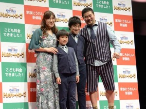 ディズニー・オン・アイス「トレジャー・トローブ」JAPAN TOUR 2013記者発表会に出席した佐々木健介＆北斗晶ファミリー