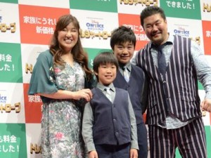 ディズニー・オン・アイス「トレジャー・トローブ」JAPAN TOUR 2013記者発表会に出席した佐々木健介＆北斗晶ファミリー
