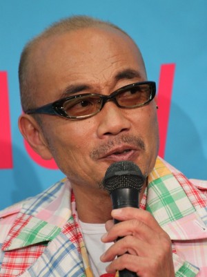 『くちづけ』完成披露会見に登場した竹中直人