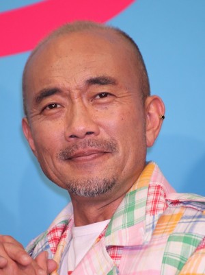 『くちづけ』完成披露会見に登場した竹中直人