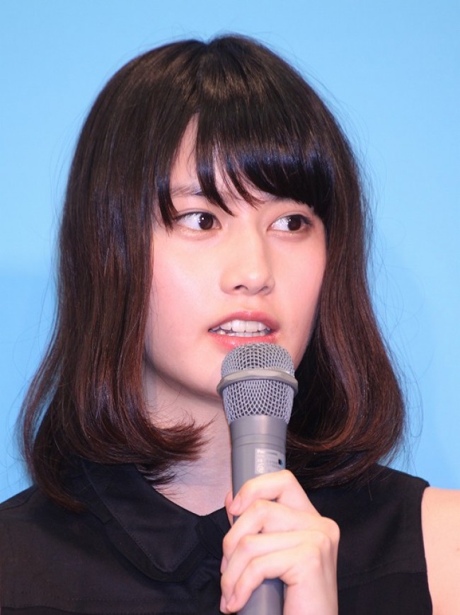 『くちづけ』完成披露会見に登場した橋本愛