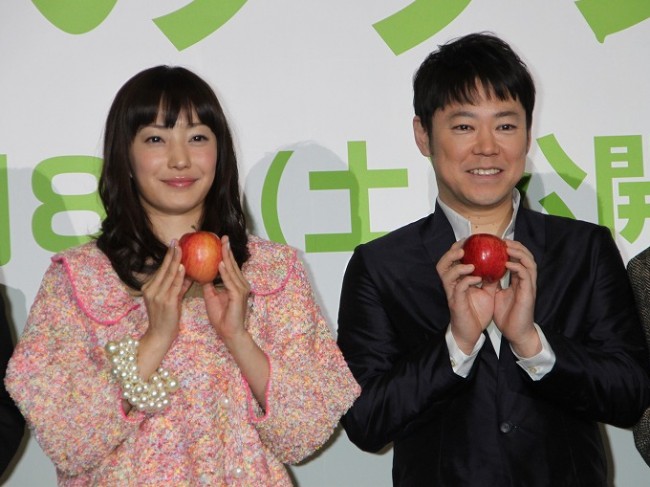 『奇跡のリンゴ』完成報告会見に登場した阿部サダヲ、菅野美穂