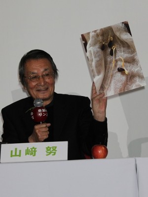 『奇跡のリンゴ』完成報告会見に登場した山崎努